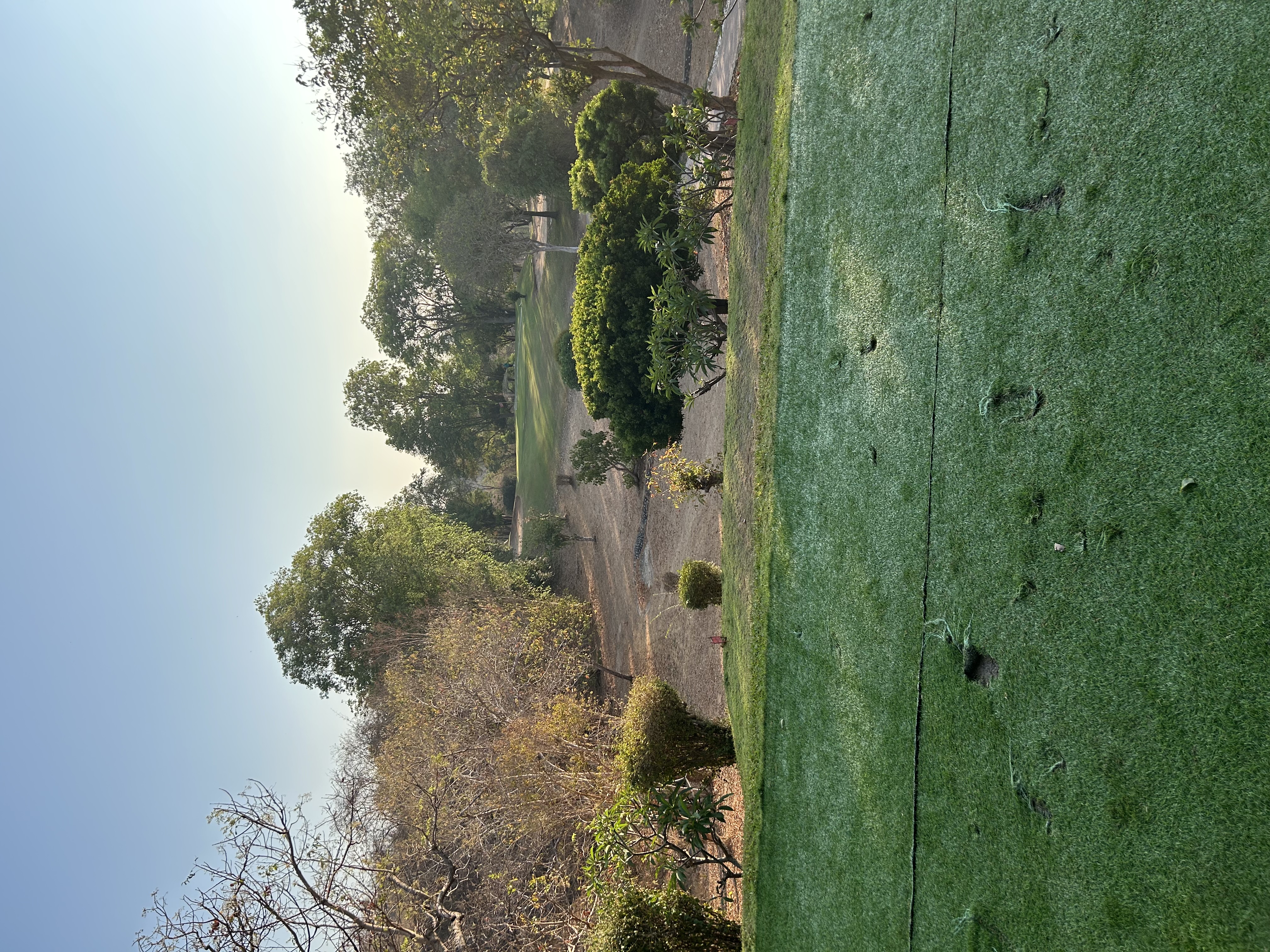 Le départ est en réparation en ce moment, on joue donc sur un tapis. J’ai joué sans tee.