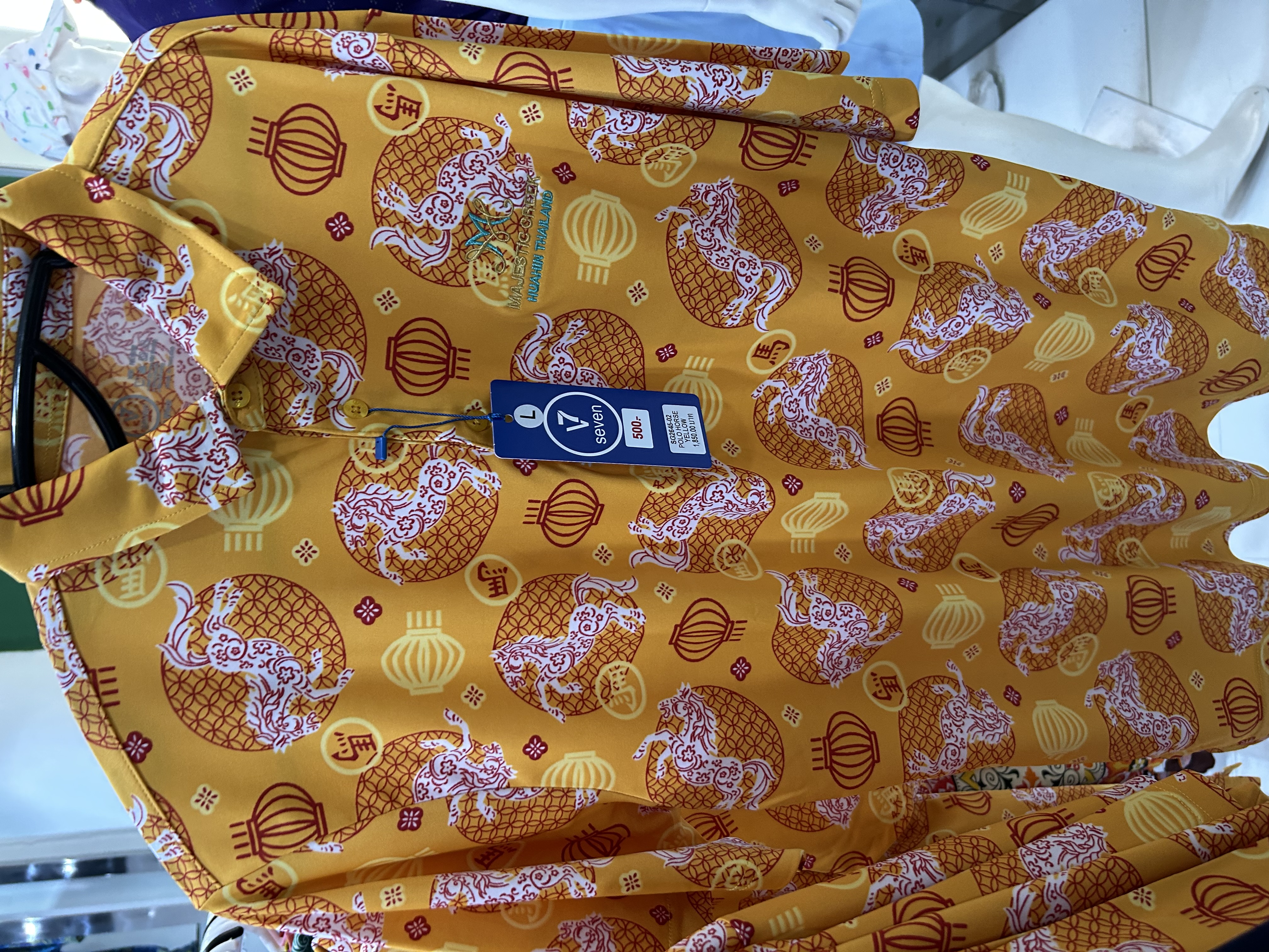 Les polos sont tellement colorés qu'on a du mal à voir le logo du parcours.