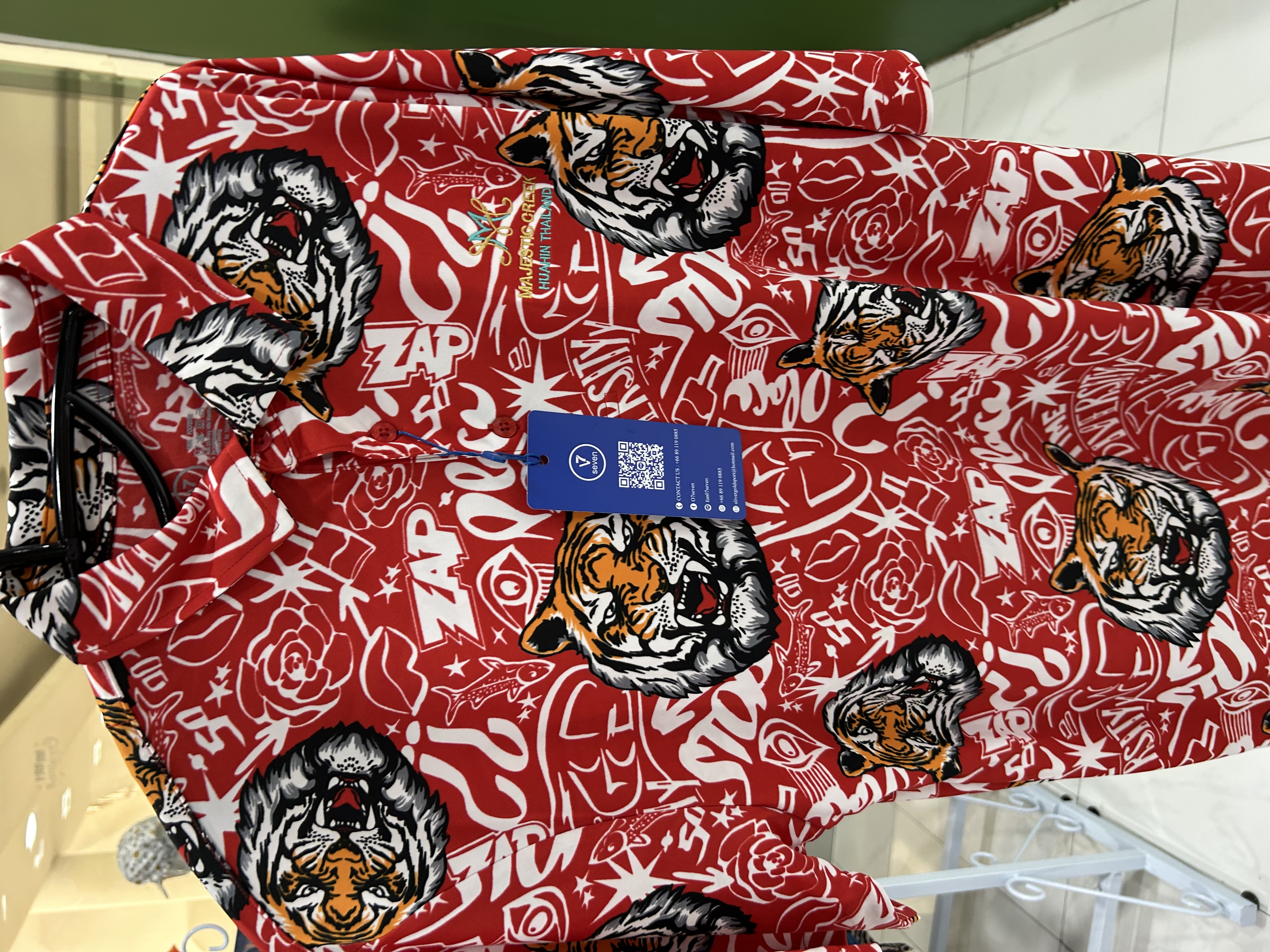 Les polos sont tellement colorés qu'on a du mal à voir le logo du parcours.