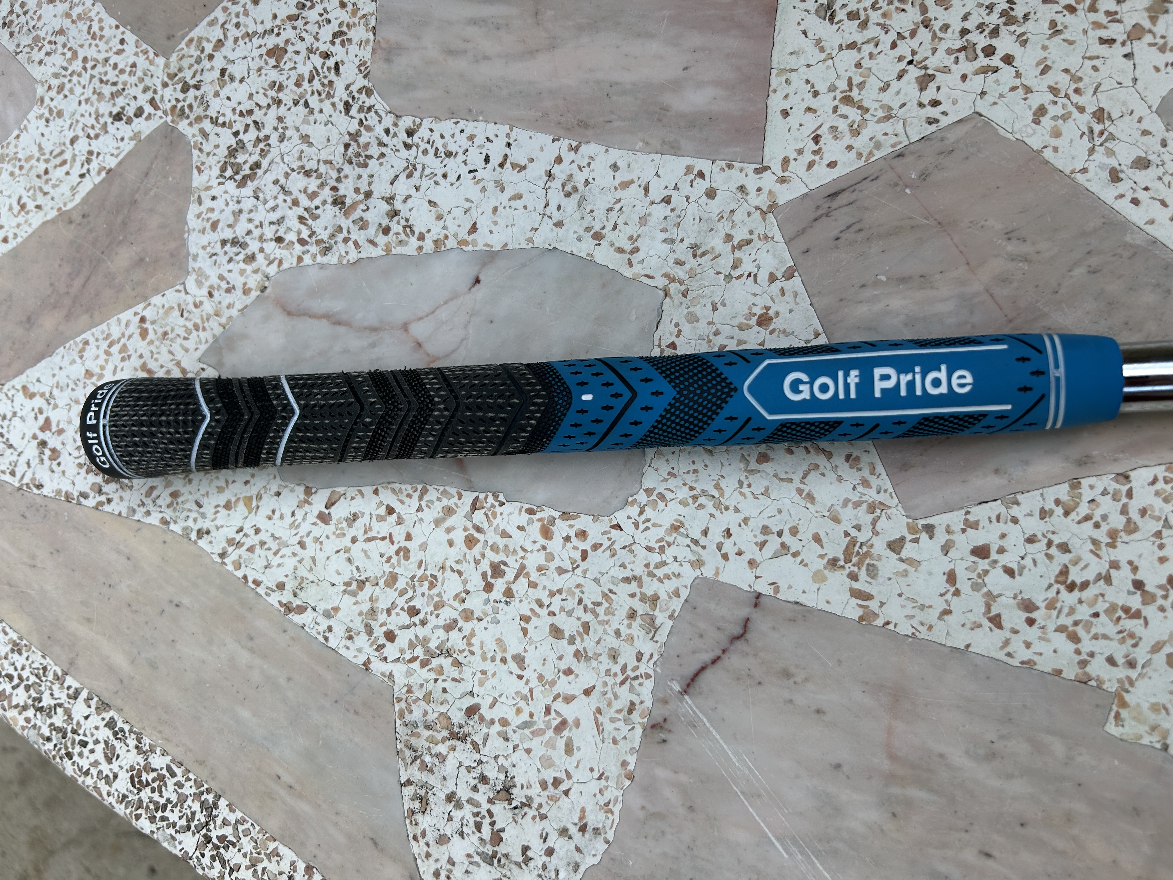 Des grips mid size. Bonne prise en main.