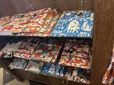 <p>Toujours des polos très colorés dans ce proshop.</p>