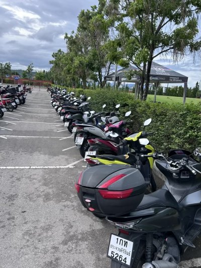 Devant ma salle de sport fréquentée majoritairement par des farangs. On peut voir que la plupart n'ont pas de casque.